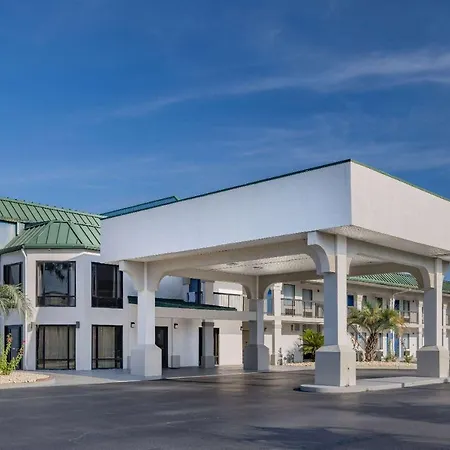 Days Inn & Suites By Wyndham Savannah Midtown